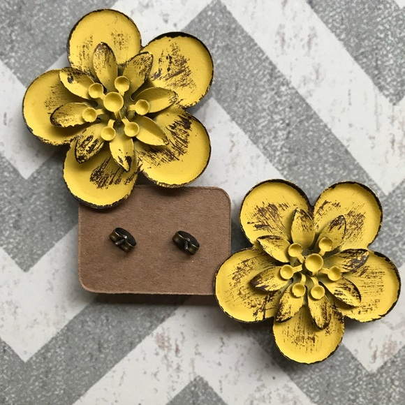 American Flag Patriotic Stud Earrings - Picture 2 of 5